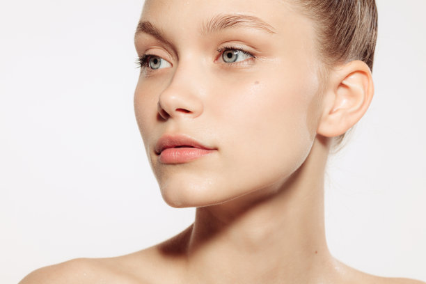 年轻的肖像，美丽和健康的女孩保持良好的皮肤孤立在白色背景。水疗，手术，整容和皮肤护理的概念图片下载