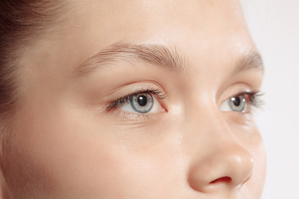 蓝眼睛。美丽的年轻女孩看向别处的特写肖像。化妆品、彩妆的理念，自然生态的护理、护肤。图片下载