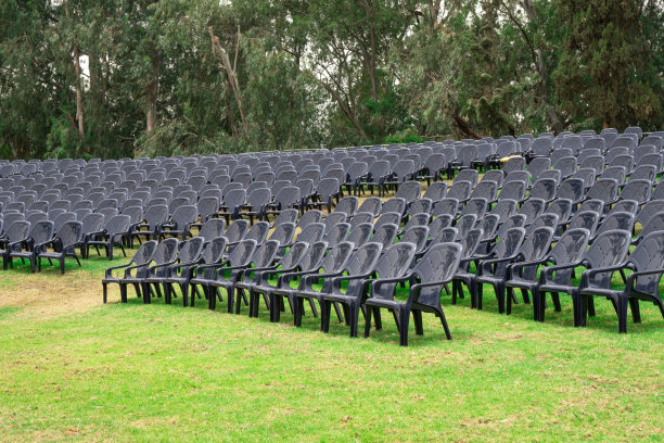 户外绿草地上的空塑料椅子图片下载