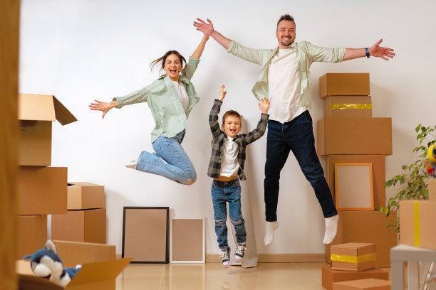年轻的父母和儿子在搬家那天玩得很开心图片下载