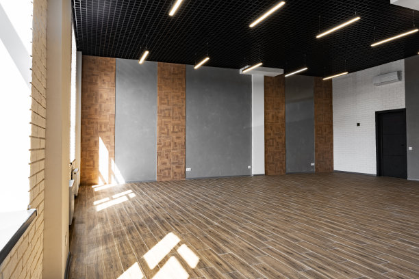 空阁楼风格的工业办公室的空白墙壁图片下载