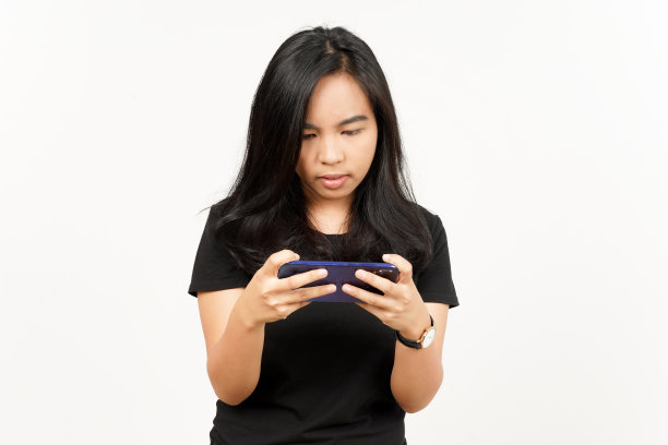 在智能手机上玩白底孤立的亚洲美女手机游戏图片下载