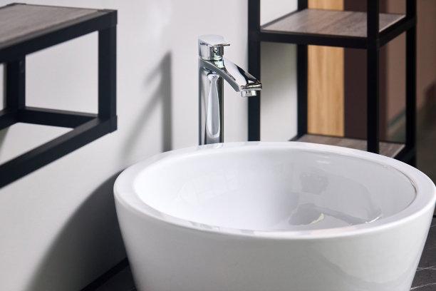 浴室内部有洗手盆和水龙头。浴室内部水槽与石器台面现代平面简约设计。水平。图片下载