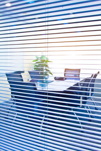 现代董事会会议室，透过百叶窗图片下载