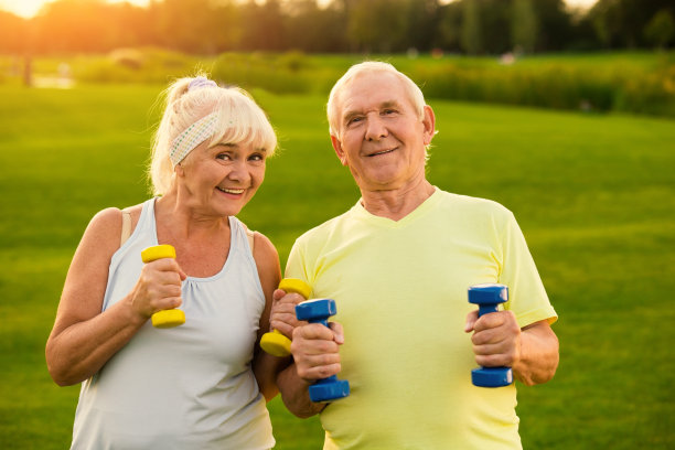 一对哑铃夫妇在微笑。图片下载