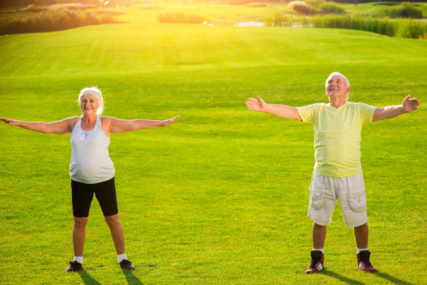 老年夫妇进行体育锻炼。图片下载