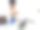 美丽的女商人喜欢吃沙拉早餐，而在她的办公室工作。图片下载