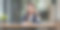 图片快乐的亚洲商业妇女讨论与她的商业伙伴通过手机。金融头脑风暴概念。图片下载