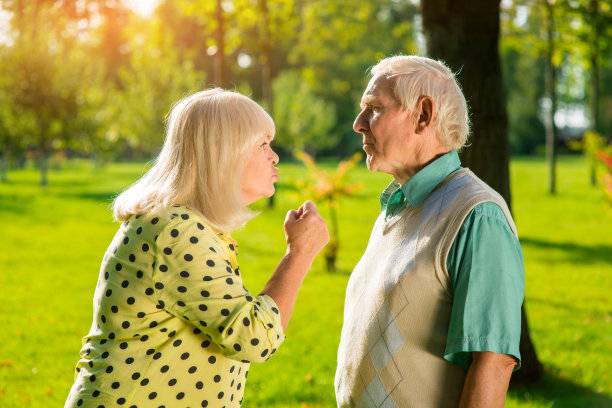 愤怒的女人和男人。图片下载