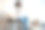 年轻的混合种族女性摄影师与专业相机在办公室图片下载