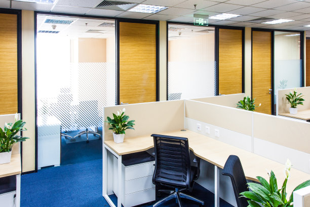 现代办公室的工作区，配有地毯地板和会议室图片下载