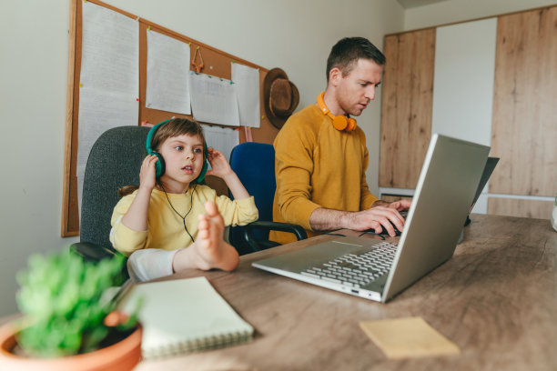 小女孩和她的父亲在家里使用科技图片下载