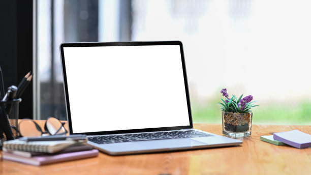 木制办公桌，笔记本电脑，书籍，眼镜和笔筒。图片下载