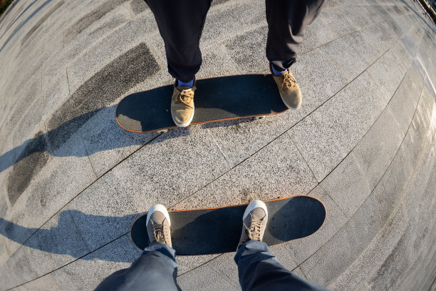 在城市户外玩滑板的人图片下载