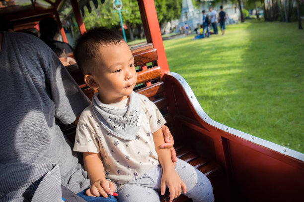 真实的生活方式，妈妈和小男孩图片下载
