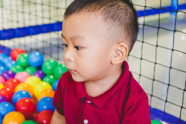 操场中心的亚洲小男孩图片下载