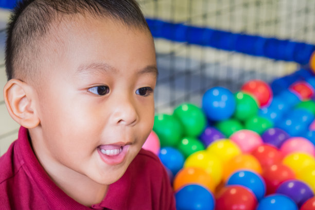 操场中心的亚洲小男孩图片下载