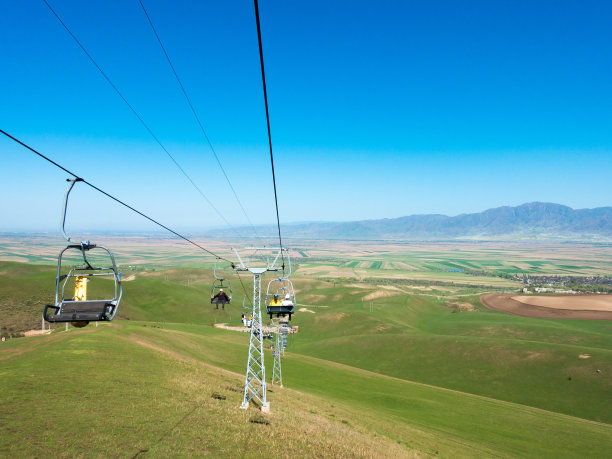 夏天在山上的索道。吉尔吉斯斯坦奥尔洛夫卡娱乐中心。旅游和旅行图片下载