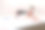 疲惫的30多岁男子在浴缸里喝着一瓶酒睡着了。图片下载