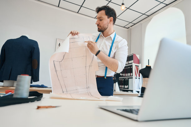 男性时装设计师用笔记本电脑在线交流图片下载