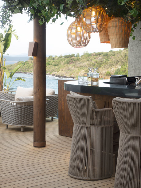 带户外家具的现代花园泳池图片下载