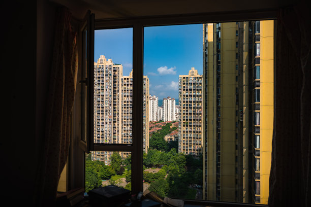 黄昏时窗外的主屋图片下载