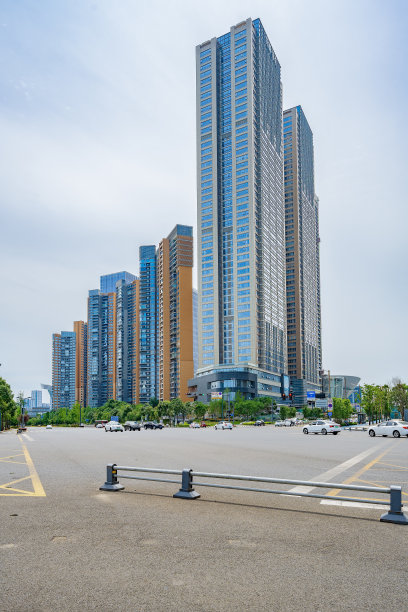 阳光明媚的成都，现代化的建筑和道路图片下载