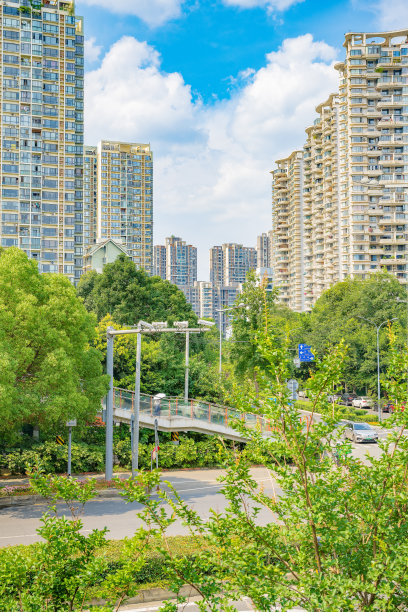 阳光明媚的成都，现代化的建筑和道路图片下载