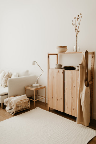 有木制餐具柜和白色沙发的客厅场景。图片下载