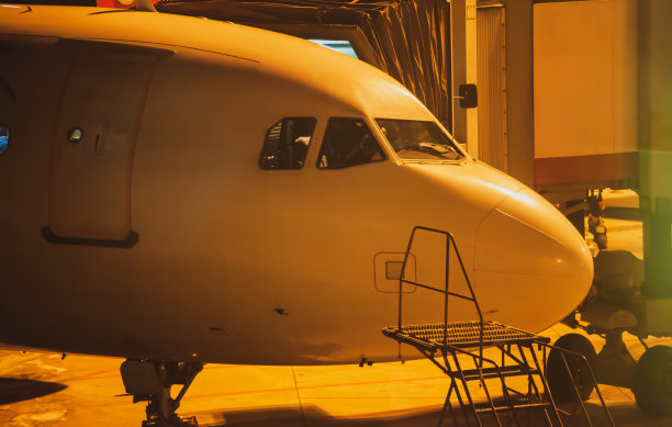 在机场等待的客机驾驶舱图片下载