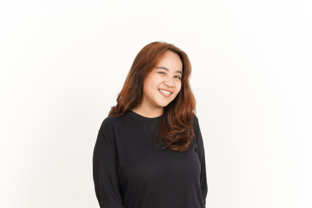 在白色背景上穿着黑色衬衫的美丽亚洲女人的相机眨眼图片下载