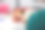 一位涂着红色美甲的女士用钢笔写下演讲内容的大纲、填写文件、合同或简历。没有脸。有选择性的重点图片下载