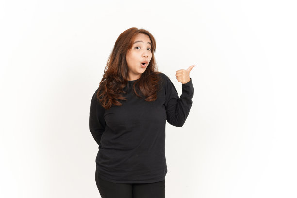 展示和指向一边的拇指美丽的亚洲女人穿着黑色衬衫图片下载