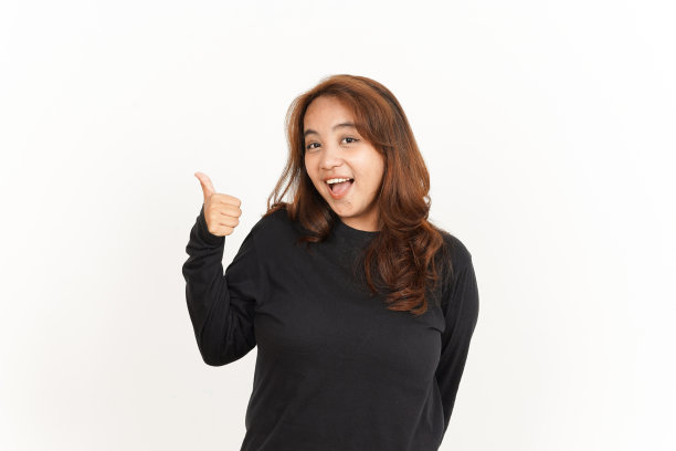 展示和指向一边的拇指美丽的亚洲女人穿着黑色衬衫图片下载