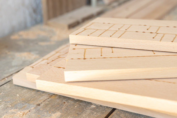 在木工车间准备好一堆胶合板。图片下载