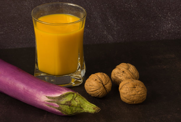 秋天的组成与干燥的叶子和美味的奶油自制蔬菜汤在黑暗的背景图片下载