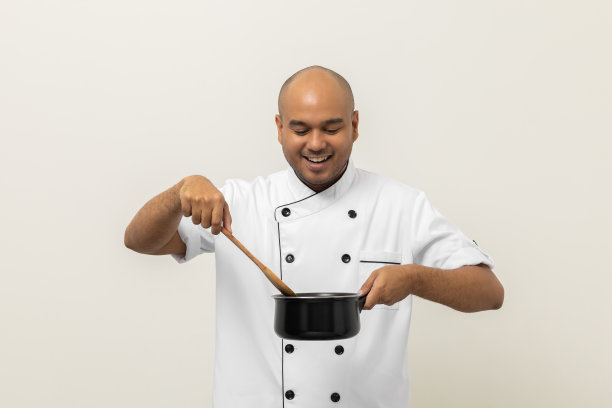 年轻帅气的亚洲男子厨师在厨房里整齐划一地拿着汤勺和锅具烹饪时的各种手势动作就在孤立的背景上。印度男子职业厨师餐厅和酒店。图片下载