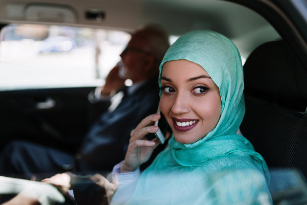 在车里戴着头巾的美丽女人图片下载