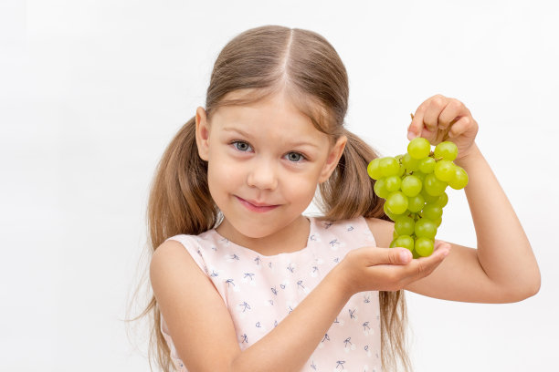 抱着一串葡萄的孩子图片下载