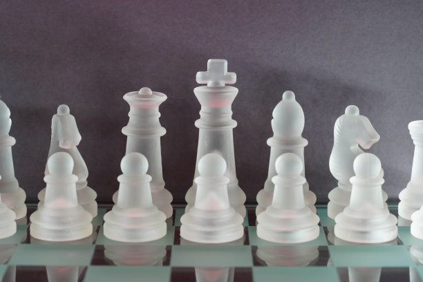 用玻璃做的棋子的国际象棋图片下载