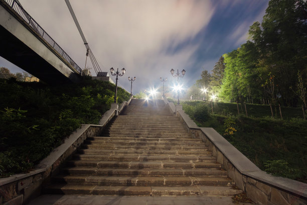 旧弃楼梯铺小路，秋日时节哥特概念图片下载