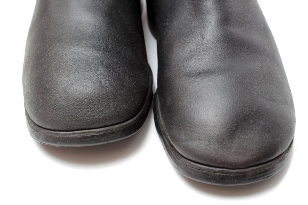 旧军靴，白色底皮制，白色底黑色军靴，苏联军队一名士兵的战斗和礼仪鞋图片下载