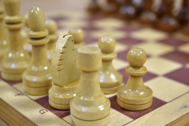 有黑色和白色木块的棋盘图片下载