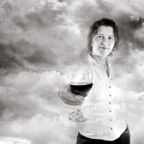 中年妇女喝红酒的概念性画像图片下载