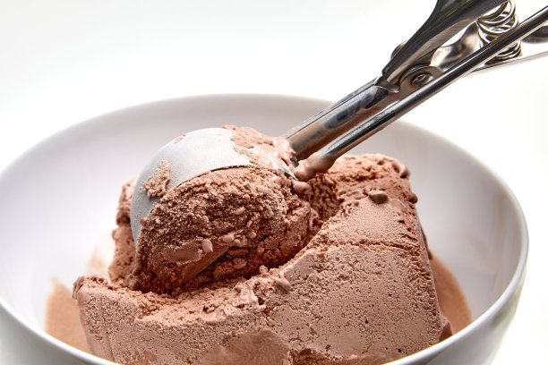 冰淇淋金属勺舀巧克力冰淇淋。图片下载