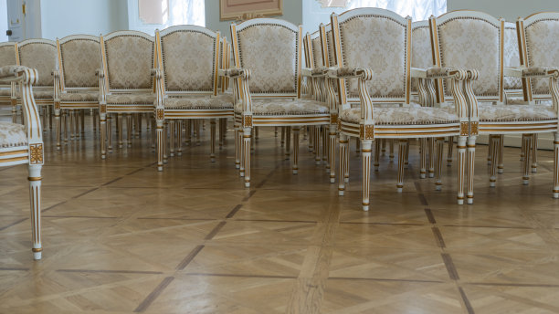 一排奢华的复古椅子。座位:会议或音乐会中观众的座位戏剧扶手椅。图片下载