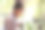 黑色卷发的快乐非洲女孩拿着放大镜探索花园形态，孩子用放大镜观察自然，教育孩子自然和植物图片下载