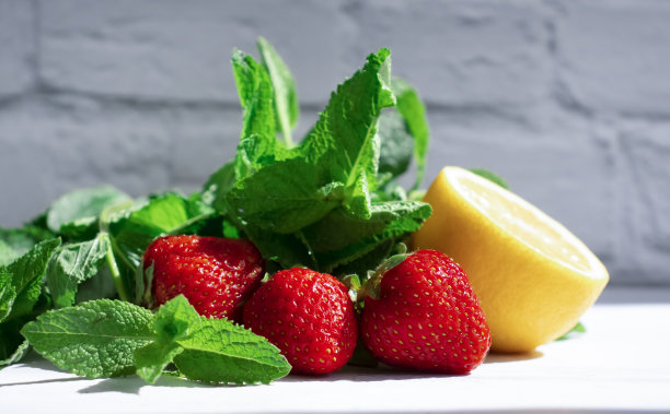 柠檬，薄荷，草莓配上浅色的背景图片下载