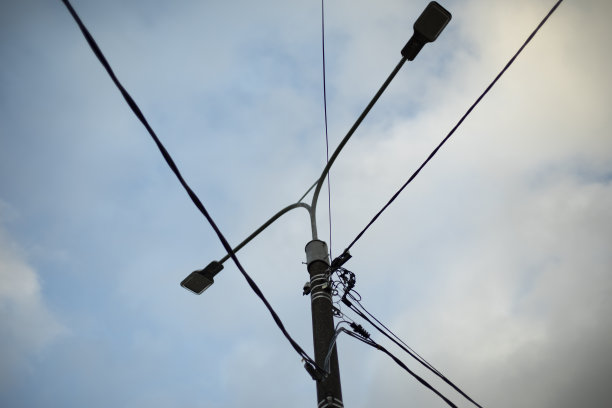 极灯。光柱顶着天空。图片下载