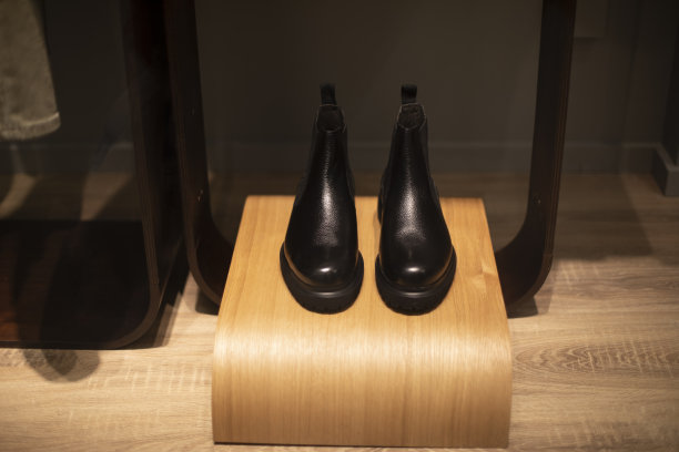 商店橱窗上的黑色鞋子。灯光下的皮鞋。图片下载